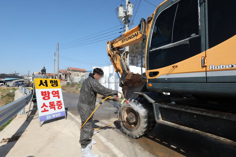 14일 구제역이 발생한 전남 영암군 도포면의 한 농장의 출입이 통제되고 있다. 2002년 11월 구제역 청정지위를 획득한 전남에서 23년 만에 첫 구제역 발생이다 2025.3.14/뉴스1 ⓒ News1 김태성 기자