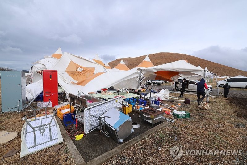강풍에 제주들불축제 아수라장 (출처=연합뉴스)