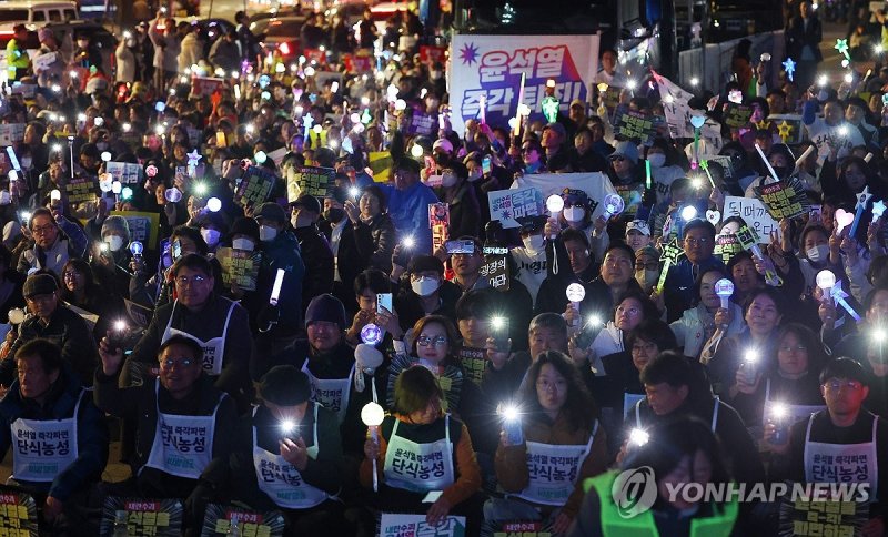 윤석열 대통령 파면 촉구하는 시민들 (출처=연합뉴스)