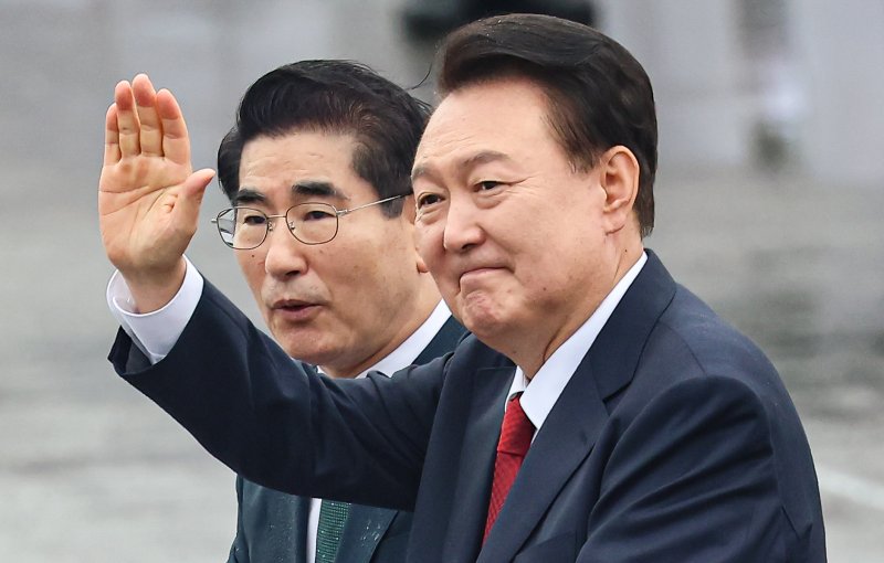 윤석열 대통령이 1일 경기도 성남 서울공항에서 열린 건군 제76주년 국군의 날 기념식에서 사열하고 있다. 2024.10.1/뉴스1 ⓒ News1 김도우 기자