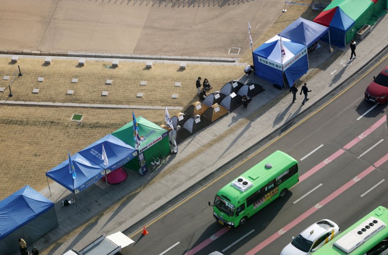 [서울=뉴시스] 홍효식 기자 = 14일 서울 종로구 경복궁 서십자각터 인근에 윤석열 대통령 퇴진을 촉구하는 농성장들이 보이고 있다. 2025.03.14. yesphoto@newsis.com