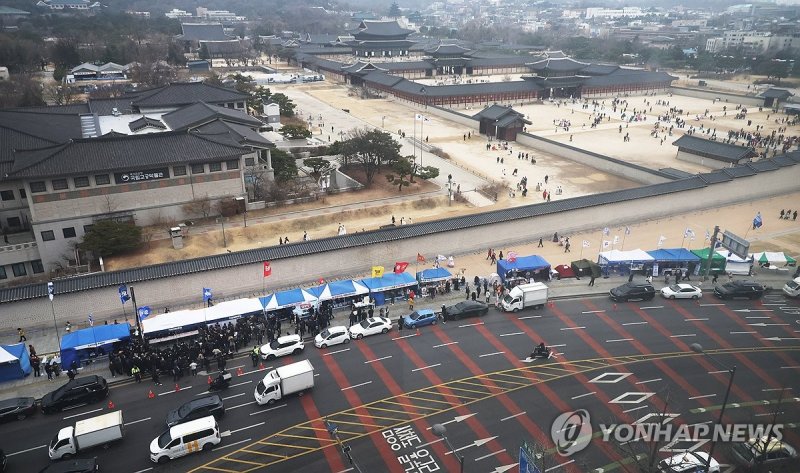 길게 늘어선 탄핵촉구 천막 (출처=연합뉴스)