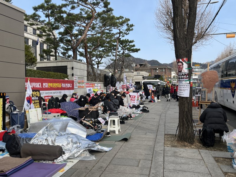 15일 오전 서울 종로구 헌법재판소 정문 인근에서 윤석열 대통령 지지자들이 철야 농성을 벌이고 있다. 2025.03.15 ⓒ 뉴스1 유수연 기자