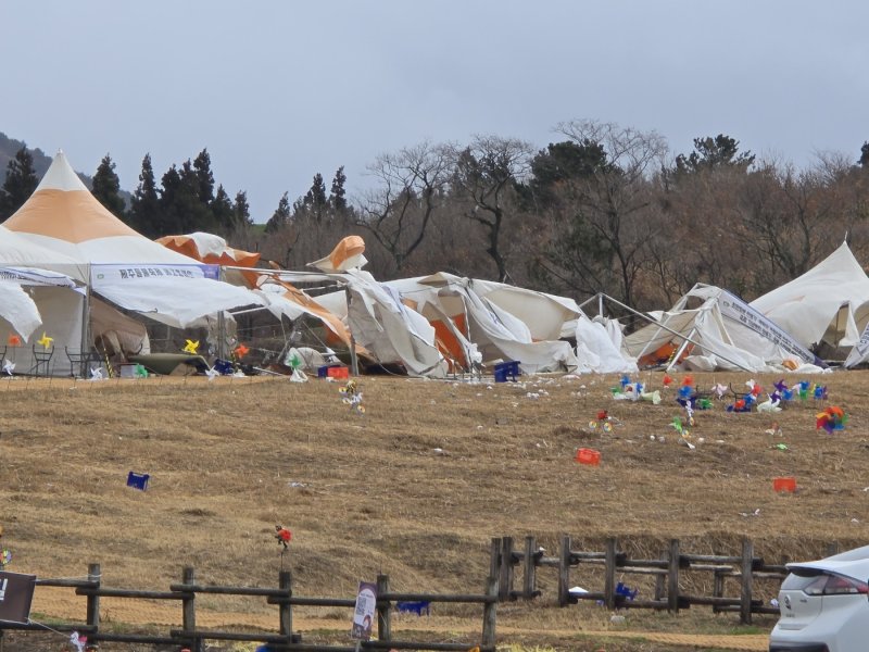 [제주=뉴시스] 15일 제주시 애월읍 새별오름 일대 제주들불축제 현장에 강풍이 불면서 천막 등이 쓰러져 있다. (사진=제주시 제공) 2025.03.15. photo@newsis.com