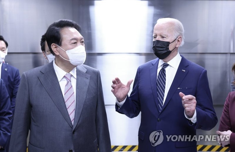 반도체공장 시찰하며 대화하는 한미 정상 (출처=연합뉴스)