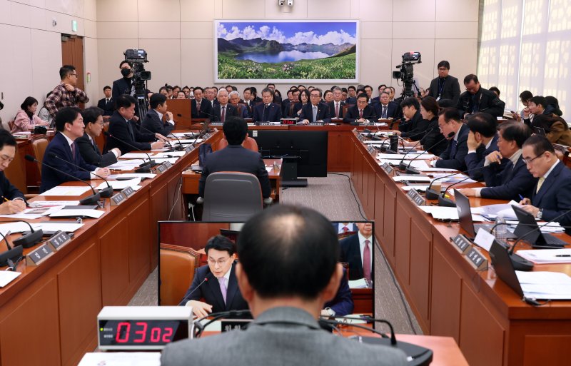 [서울=뉴시스] 고승민 기자 = 김석기 국회 외통위원장이 16일 서울 여의도 국회에서 열린 제419회 국회(임시회) 외교통일위원회 제2차 전체회의를 주재하고 있다. 2024.12.16. kkssmm99@newsis.com