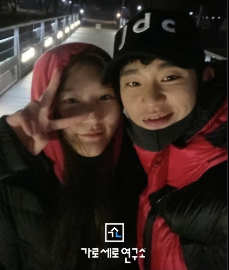 [서울=뉴시스] 지난 14일 유튜브 채널 '가로세로연구소'는 배우 김수현과 배우 고(故) 김새론이 함께 찍은 셀카를 또 공개했다. (사진=유튜브 채널 '가로세로연구소' 캡처) 2025.03.15. photo@newsis.com *재판매 및 DB 금지