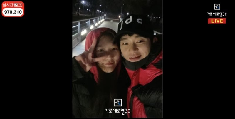 [서울=뉴시스] 지난 14일 유튜브 채널 '가로세로연구소'는 배우 김수현과 배우 고(故) 김새론이 함께 찍은 셀카를 또 공개했다. (사진=유튜브 채널 '가로세로연구소' 캡처) 2025.03.15. photo@newsis.com *재판매 및 DB 금지