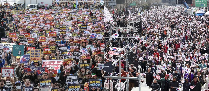 [서울=뉴시스] 정병혁 추상철 기자 = 15일 서울 종로구 광화문 동십자각 앞에서 윤석열즉각퇴진 사회대개혁 15차 범시민대행진과 동화면세점 앞에서 자유통일당의 '3.15 광화문국민대회'가 열리고 있다. 2025.03.15. jhope@newsis.com