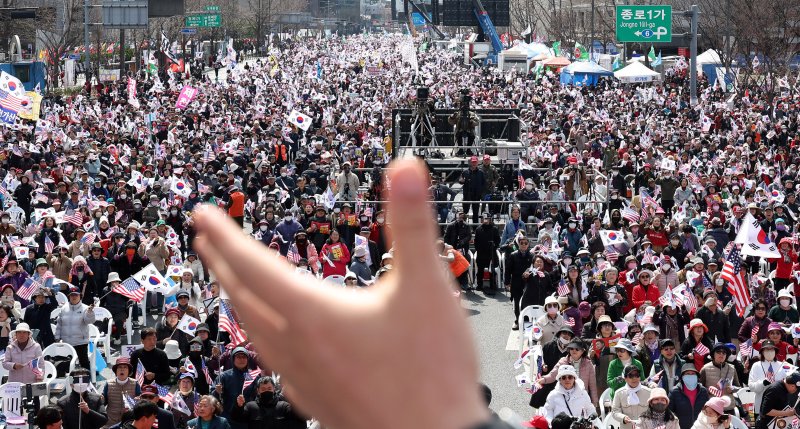 [서울=뉴시스] 추상철 기자 = 윤석열 대통령에 대한 헌법재판소의 탄핵심판 선고가 임박한 15일 오후 서울 종로구 세종대로 일대에서 열린 대한민국바로세우기국민운동본부와 자유통일당의 '3.15 광화문국민대회'에서 참가자들이 윤석열 대통령 탄핵 기각을 촉구하고 있다. 2025.03.15. scchoo@newsis.com