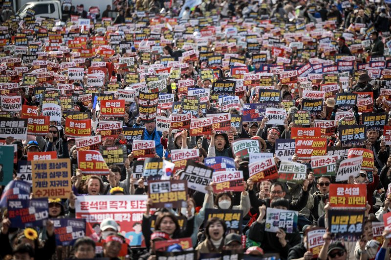 [서울=뉴시스] 정병혁 기자 = 15일 서울 종로구 광화문 동십자각 앞에서 열린 윤석열즉각퇴진 사회대개혁 15차 범시민대행진에서 참가자들이 피켓을 구호를 외치고 있다. 2025.03.15. jhope@newsis.com