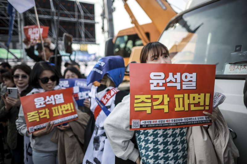 [서울=뉴시스] 정병혁 기자 = 15일 서울 종로구 광화문 동십자각 앞에서 열린 윤석열즉각퇴진 사회대개혁 15차 범시민대행진에서 참가자들이 피켓을 들고 있다. 2025.03.15. jhope@newsis.com