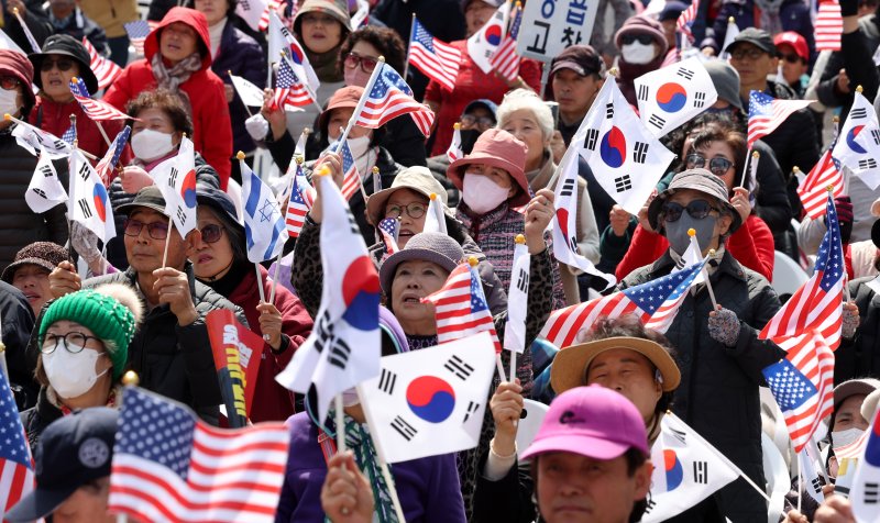 [서울=뉴시스] 추상철 기자 = 윤석열 대통령에 대한 헌법재판소의 탄핵심판 선고가 임박한 15일 오후 서울 종로구 세종대로 일대에서 열린 대한민국바로세우기국민운동본부와 자유통일당의 '3.15 광화문국민대회'에서 참가자들이 윤석열 대통령 탄핵 기각을 촉구하고 있다. 2025.03.15. scchoo@newsis.com