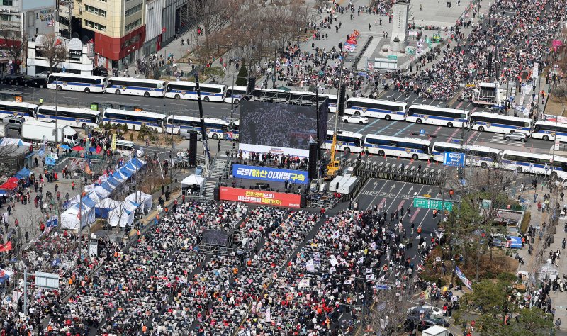 [서울=뉴시스] 추상철 기자 = 윤석열 대통령에 대한 헌법재판소의 탄핵심판 선고가 임박한 15일 오후 서울 종로구 세종대로 일대에서 열린 자유통일당의 '3.15 광화문국민대회'에서 참가자들이 도로를 가득 메우고 있다. 2025.03.15. scchoo@newsis.com