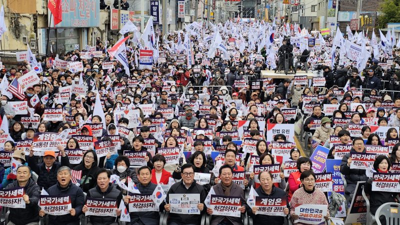 15일 오후 경북 구미시 구미역 앞에서 열린 '세이브코리아 국가비상기도회'에 많은 인파가 몰려 있다. 2025.3.15/뉴스1 ⓒ News1 정우용 기자