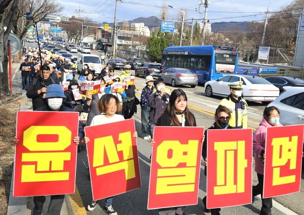 15일 오후 2시께 전주시 모래내시장 인근에서 '윤석열 파면 전북도민대회'가 개최됐다./뉴스1 신준수 기자