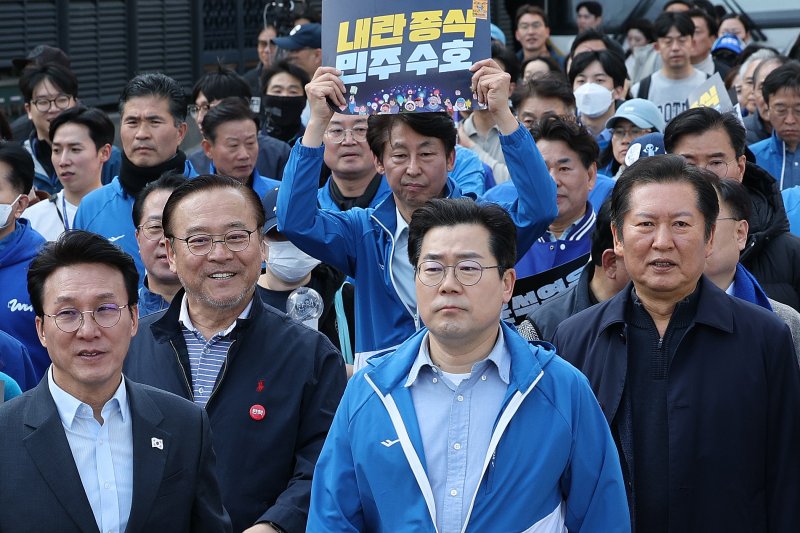 박찬대 더불어민주당 원내대표를 비롯한 민주당 의원들이 15일 오후 윤석열 대통령 파면을 촉구하며 서울 여의도 국회에서 출발해 광화문으로 행진하고 있다. 2025.3.15/뉴스1 ⓒ News1 신웅수 기자