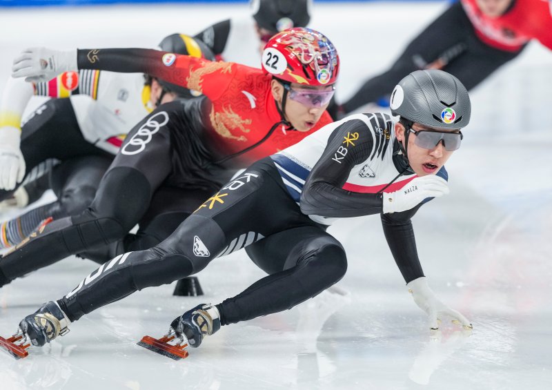 [베이징=신화/뉴시스] 박지원이 14일(현지 시간) 중국 베이징 캐피털 인도어 스타디움에서 열린 2025 국제빙상연맹(ISU) 쇼트트랙 세계선수권대회 남자 5000m 준준결승 경기를 펼치고 있다. 장성우-박지원-서이라-이정수가 출전한 한국은 6분48초029로 1위를 기록하며 준결승에 진출했다. 2025.03.15.