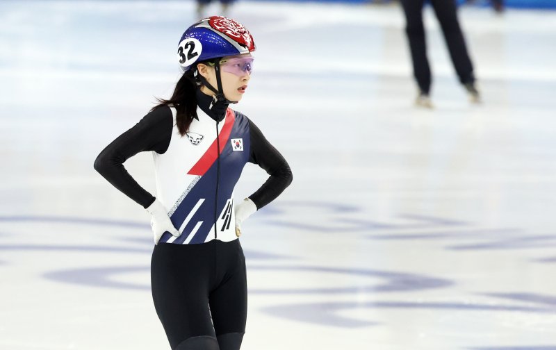 [하얼빈(중국)=뉴시스] 김선웅 기자 = 지난달 9일(현지 시간) 중국 하얼빈 헤이룽장 빙상훈련센터에서 열린 2025 하얼빈 동계 아시안게임 쇼트트랙 여자 3000m 계주 결승 경기에서 최민정이 아쉬워하고 있다. 2025.02.09. mangusta@newsis.com