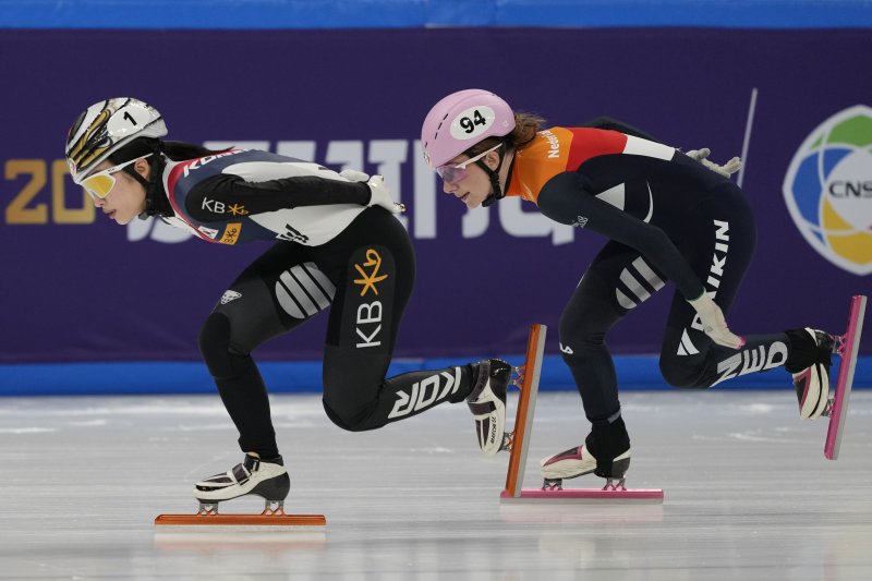 [베이징=AP/뉴시스] 김길리(왼쪽)가 지난 14일(현지 시간) 중국 베이징 캐피털 인도어 스타디움에서 열린 2025 국제빙상연맹(ISU) 쇼트트랙 세계선수권대회 여자 1500m 예선 경기를 펼치고 있다. 김길리는 2분24초965의 기록으로 준결승에 진출했다. 2025.03.14.