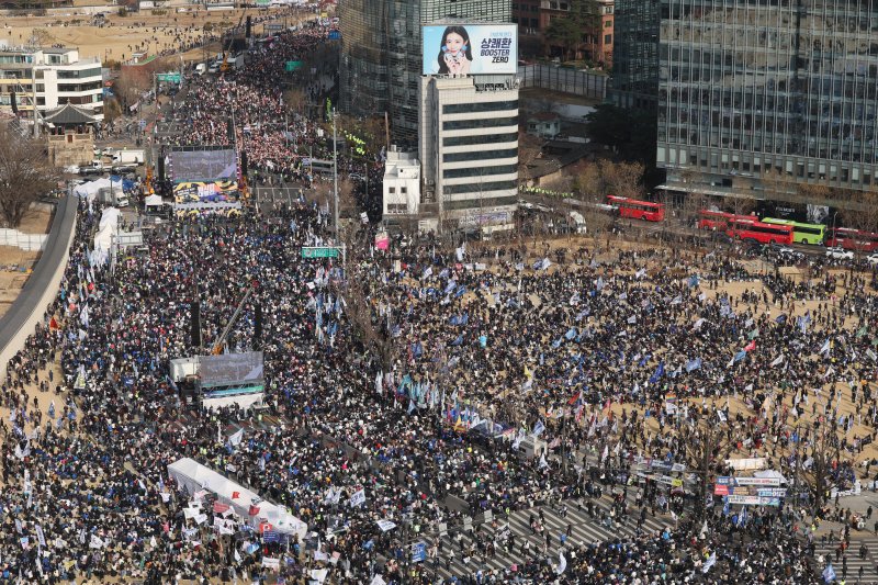 15일 오후 서울 광화문에서 열린 야5당 공동 비상시국 대응을 위한 범국민대회에서 참가자들이 윤석열 대통령 탄핵 인용을 촉구하고 있다. 2025.3.15/뉴스1 ⓒ News1 신웅수 기자