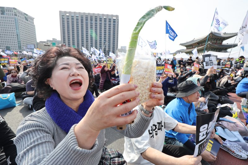 15일 오후 서울 광화문에서 열린 야5당 공동 비상시국 대응을 위한 범국민대회에서 참가자들이 윤석열 대통령 탄핵 인용을 촉구하고 있다. 2025.3.15/뉴스1 ⓒ News1 신웅수 기자