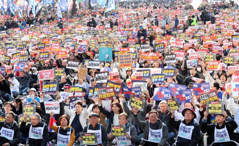 15일 서울 종로구 사직로에서 열린 '윤석열즉각퇴진·사회대개혁 비상행동 대행진'에서 참가자들이 피켓을 들고 구호를 외치고 있다. 2025.3.15/뉴스1 ⓒ News1 김명섭 기자
