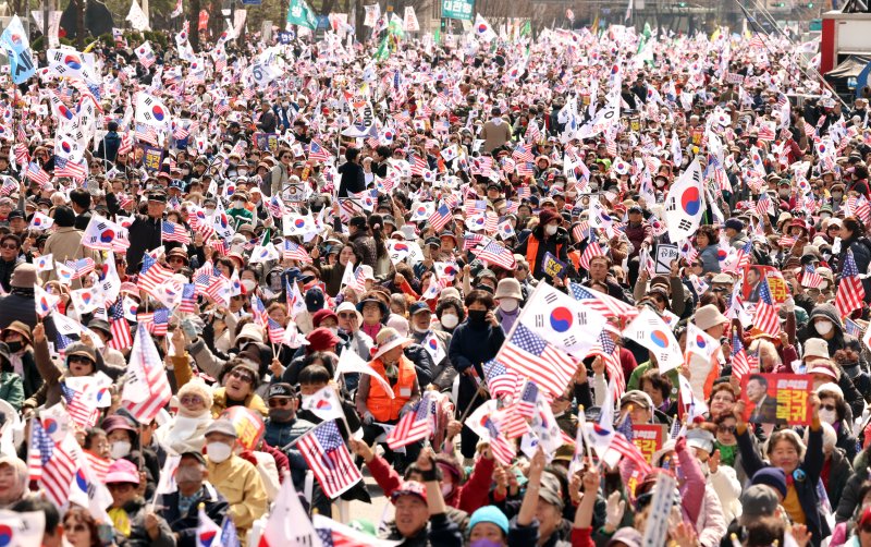 15일 오후 서울 세종대로에서 열린 자유통일당 탄핵반대 집회에서 참가자들이 구호를 외치고 있다. 2025.3.15/뉴스1 ⓒ News1 김명섭 기자