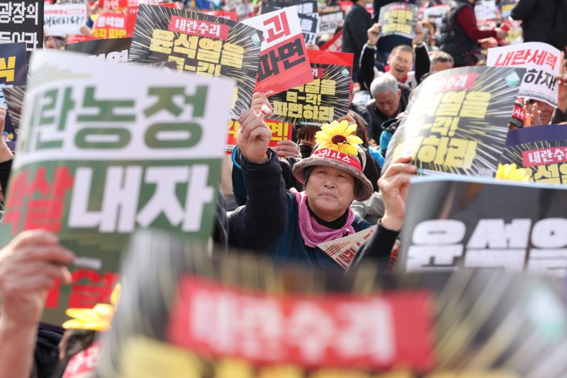 15일 오후 서울 광화문에서 열린 야5당 공동 비상시국 대응을 위한 범국민대회에서 참가자들이 윤석열 대통령 탄핵 인용을 촉구하고 있다. 2025.3.15/뉴스1 ⓒ News1 신웅수 기자