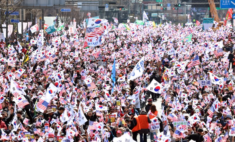 15일 오후 서울 세종대로에서 열린 자유통일당 탄핵반대 집회에서 참가자들이 구호를 외치고 있다. 2025.3.15/뉴스1 ⓒ News1 김명섭 기자