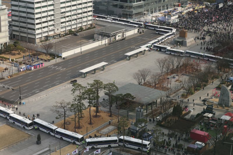 15일 오후 서울 광화문광장에 윤석열 대통령 탄핵에 찬성하는 시민들과 반대하는 시민들의 충돌을 막기 위한 경찰 차벽이 설치되어 있다. 2025.3.15/뉴스1 ⓒ News1 신웅수 기자