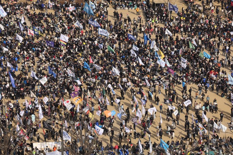 15일 오후 서울 광화문에서 열린 야5당 공동 비상시국 대응을 위한 범국민대회에서 참가자들이 윤석열 대통령 탄핵 인용을 촉구하고 있다. 2025.3.15/뉴스1 ⓒ News1 신웅수 기자