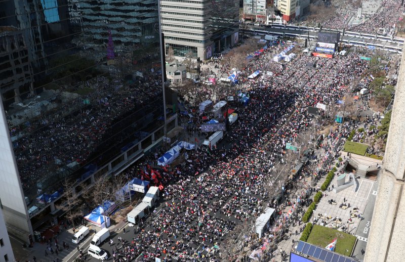 15일 오후 서울 세종대로에서 열린 자유통일당 탄핵반대 집회에서 참가자들이 구호를 외치고 있다. 2025.3.15/뉴스1 ⓒ News1 김명섭 기자