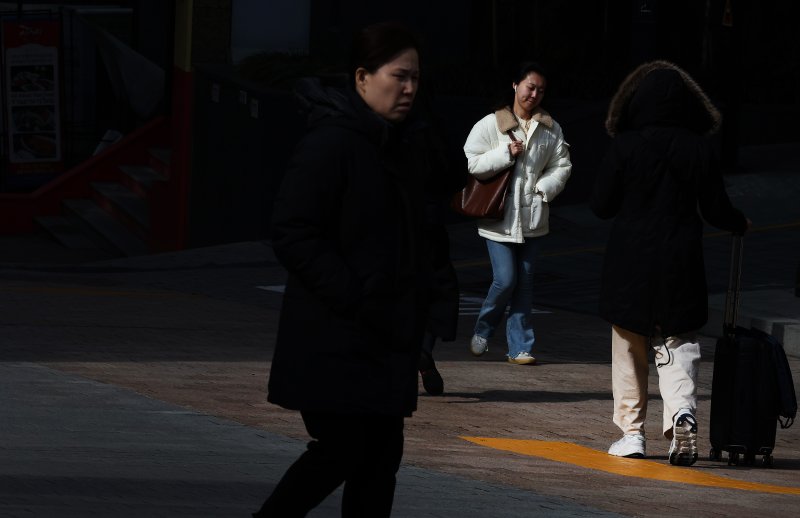 전국적으로 눈·비가 내리며 짧은 꽃샘추위가 찾아와 시민들이 발걸음을 재촉하고 있다. ⓒ News1 이동해 기자