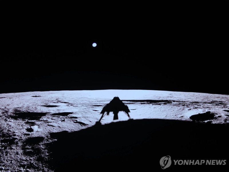 지난 2일 달 표면에 착륙한 우주선 '블루 고스트'의 그림자 (출처=연합뉴스)