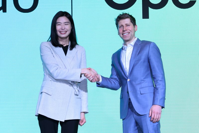 정신아 카카오 대표와 챗GPT 개발사 오픈AI의 샘 올트먼 최고경영자(CEO)가 4일 서울 중구 플라자호텔에서 열린 전략적 제휴 체결 공동 기자간담회에서 악수를 나누고 있다. 2025.2.4/뉴스1 ⓒ News1 오대일 기자