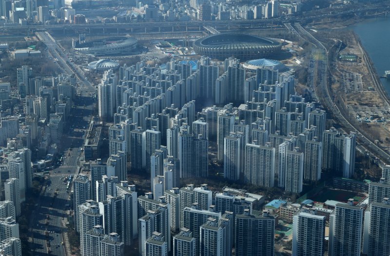 서울 송파구 롯데월드타워 전망대 서울스카이에서 바라본 잠실동 아파트 모습. 뉴시스 자료사진.