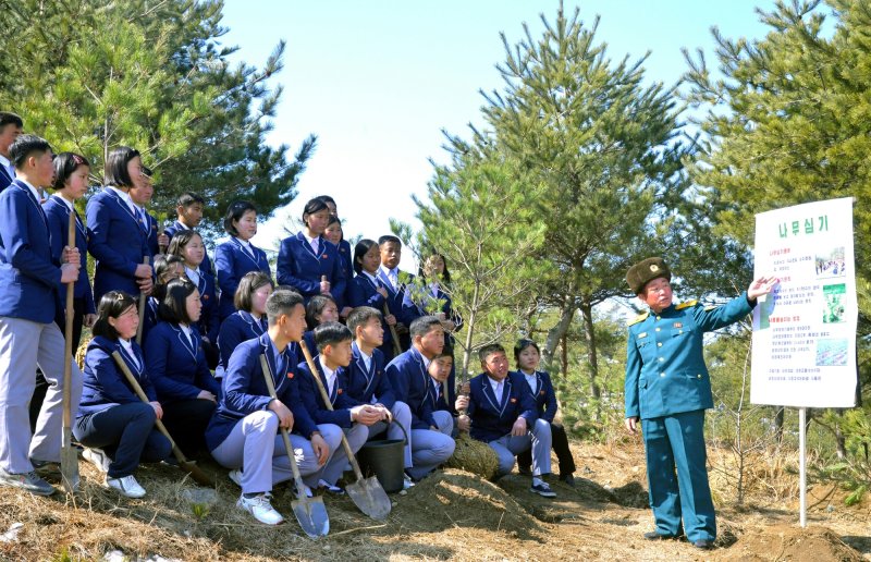 (평양 노동신문=뉴스1) = 북한 노동당 기관지 노동신문은 15일 식수절(3월14일)을 맞아 각지에서 기념 식수를 진행했다면서 평안남북도, 함경남북도 청년들도 각 지역의 계절에 맞게 나무를 심었다고 보도했다. [국내에서만 사용가능. 재배포 금지. DB 금지. For Use Only in the Republic of Korea. Redistribution Prohibited] rodongphoto@news1.kr