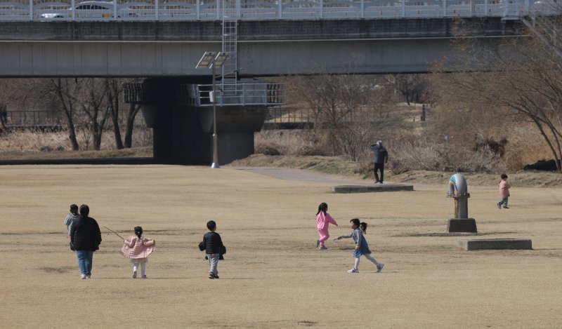 전국적으로 낮 기온이 15도 이상으로 올라 포근한 봄 날씨를 보인 14일 경기 오산시 오산천에서 아이들이 뛰놀고 있다. 2025.3.14/뉴스1 ⓒ News1 김영운 기자