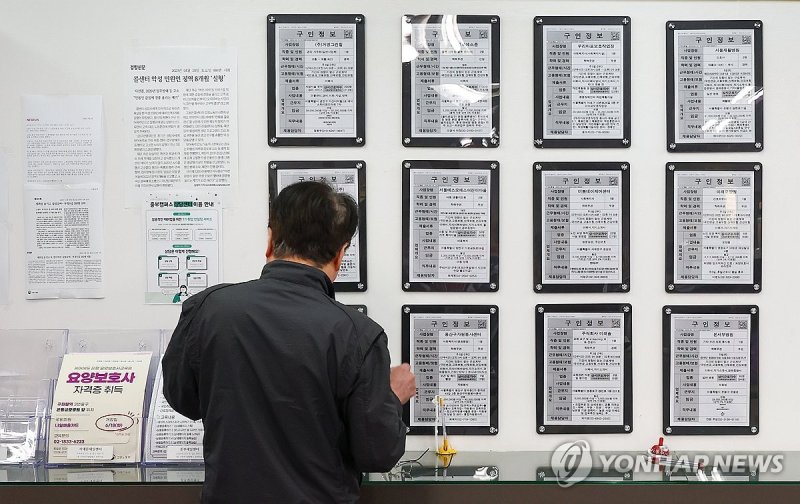 고령 취업자 증가폭↑, 청년층은 뒷걸음 (출처=연합뉴스)