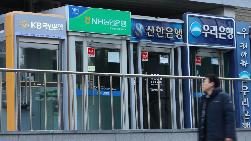 [서울=뉴시스] 김혜진 기자 = 30일 서울 시내 시중은행 ATM기 앞으로 시민들이 지나가고 있다. 2024.12.30. jini@newsis.com