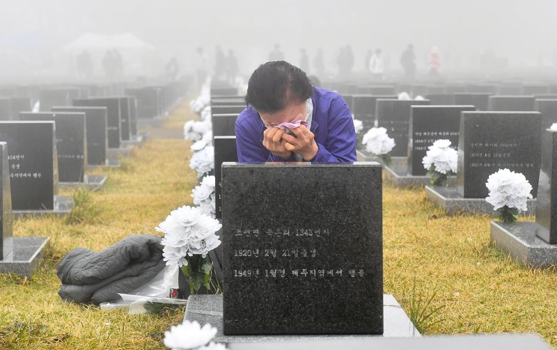 [제주=뉴시스] 우장호 기자 = 제76주년 4·3희생자 추념일인 3일 오전 제주시 봉개동 제주4·3평화공원 행방불명인 표석 앞에서 한 유족이 희생자의 넋을 기리며 오열하고 있다. (사진=제주도사진기자회) 2024.04.03. woo1223@newsis.com