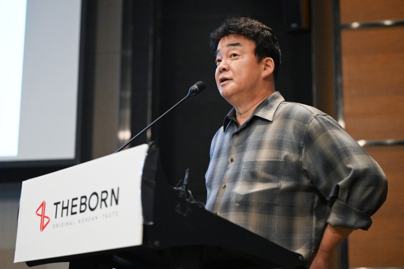 백종원 더본코리아 대표이사가 지난해 10월 서울 영등포구 여의도 콘래드호텔에서 열린 더본코리아 기업설명회(IPO)에 참석해 기업설명을 하고 있다. (공동취재) 2024.10.28/뉴스1 ⓒ News1 김진환 기자