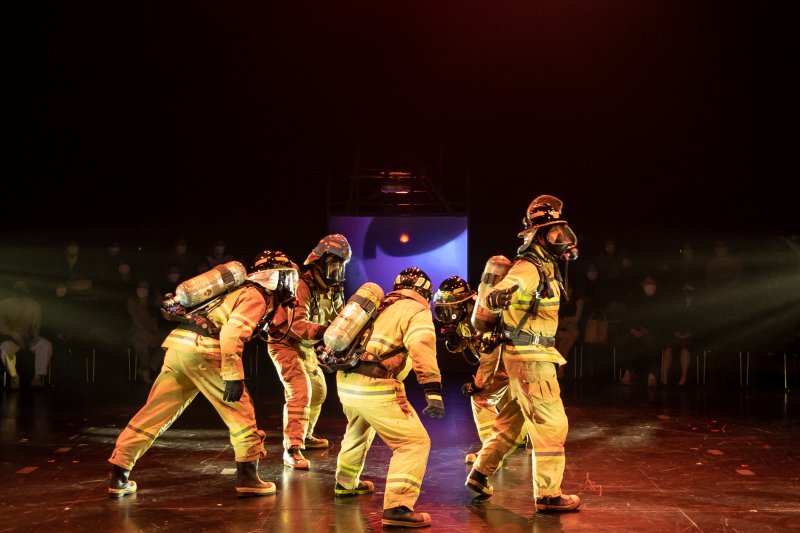 [서울=뉴시스] 연극 '버닝필드' 공연 모습(사진=극단 한양레퍼토리 제공) 2025.03.09. photo@newsis.com *재판매 및 DB 금지