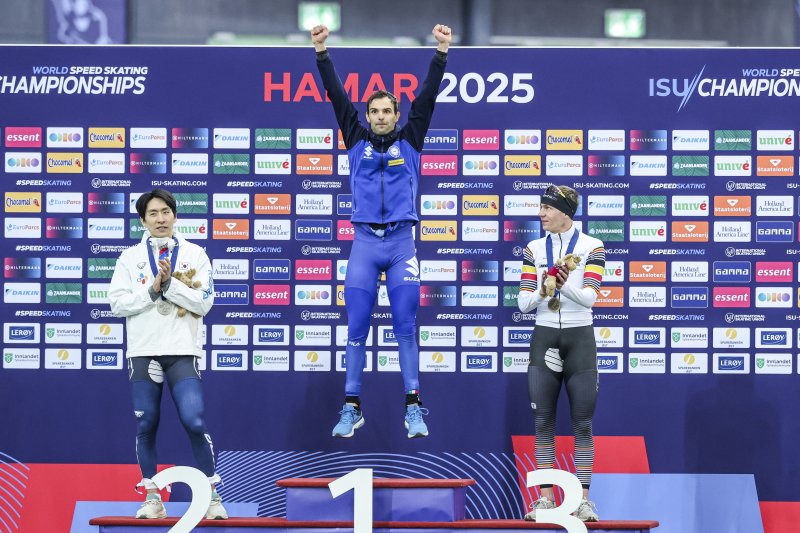 [하마르=AP/뉴시스] 이승훈(알펜시아)이 16일(한국 시간) 노르웨이 하마르에서 열린 2025 국제빙상경기연맹(ISU) 스피드스케이팅 종목별 세계선수권대회 남자 매스스타트에서 은메달을 딴 뒤 시상식을 하고 있다. 2025.03.16