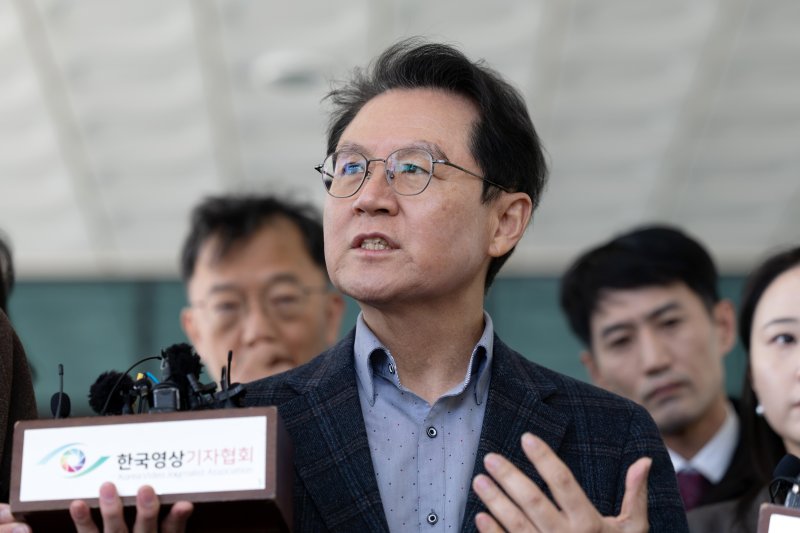 윤석열 대통령 변호인단 윤갑근 변호사가 13일 오후 서울 서초구 서울고등법원 앞에서 기자회견을 열고 검사 탄핵심판 선고 결과 관련 입장을 밝히고 있다. 2025.3.13/뉴스1 ⓒ News1 이승배 기자