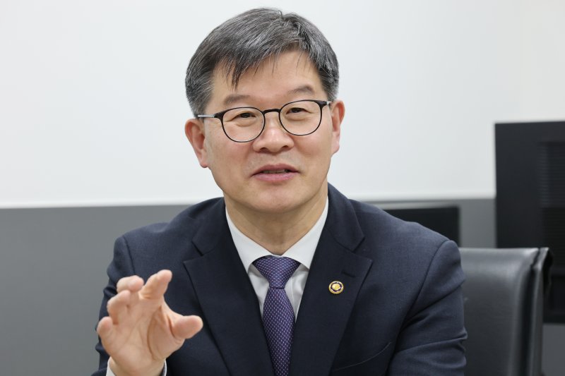 이기일 보건복지부 1차관이 14일 서울 종로구 정부서울청사에서 뉴스1과 인터뷰를 하고 있다. ⓒ News1 임세영 기자