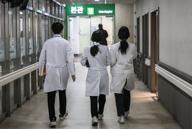 [서울=뉴시스] 정병혁 기자 = 서울시내 한 대학병원에서 의료진들이 이동하고 있다. 2025.02.21. jhope@newsis.com