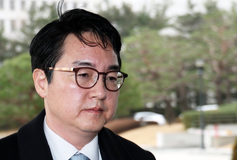 심우정 검찰총장이 12일 오전 서울 서초구 대검찰청으로 출근하고 있다. 지난 9일 윤석열 대통령 석방 후 법원과 검찰 내부에서는 구속취소 결정과 즉시항고 포기를 두고 갑론을박이 이어지고 있다. 2025.3.12/뉴스1 ⓒ News1 오대일 기자
