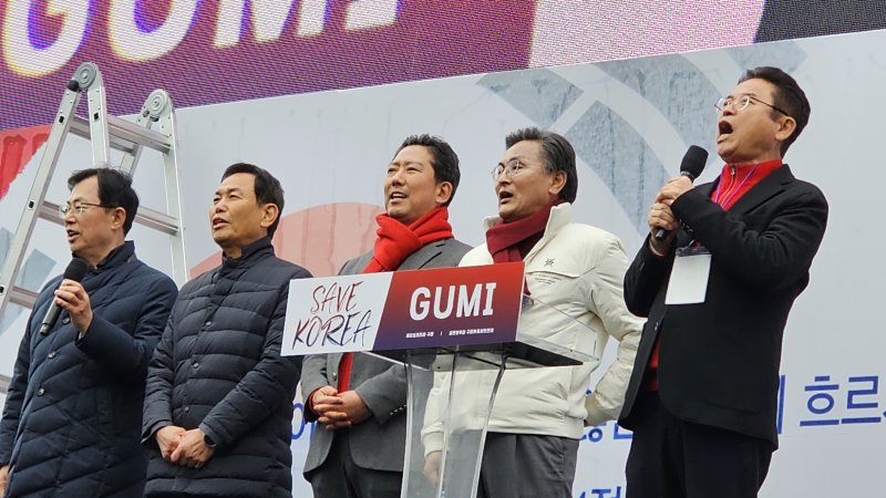 이철우 경북도지사와 박성만 경북도의장, 김장호 구미시장 등이 15일 경북 구미시 구미역 앞에서 열린 '세이브코리아 국가비상기도회'를 찾아 애국가를 부르고 있다.2025.3.15/뉴스1 ⓒ News1 정우용 기자